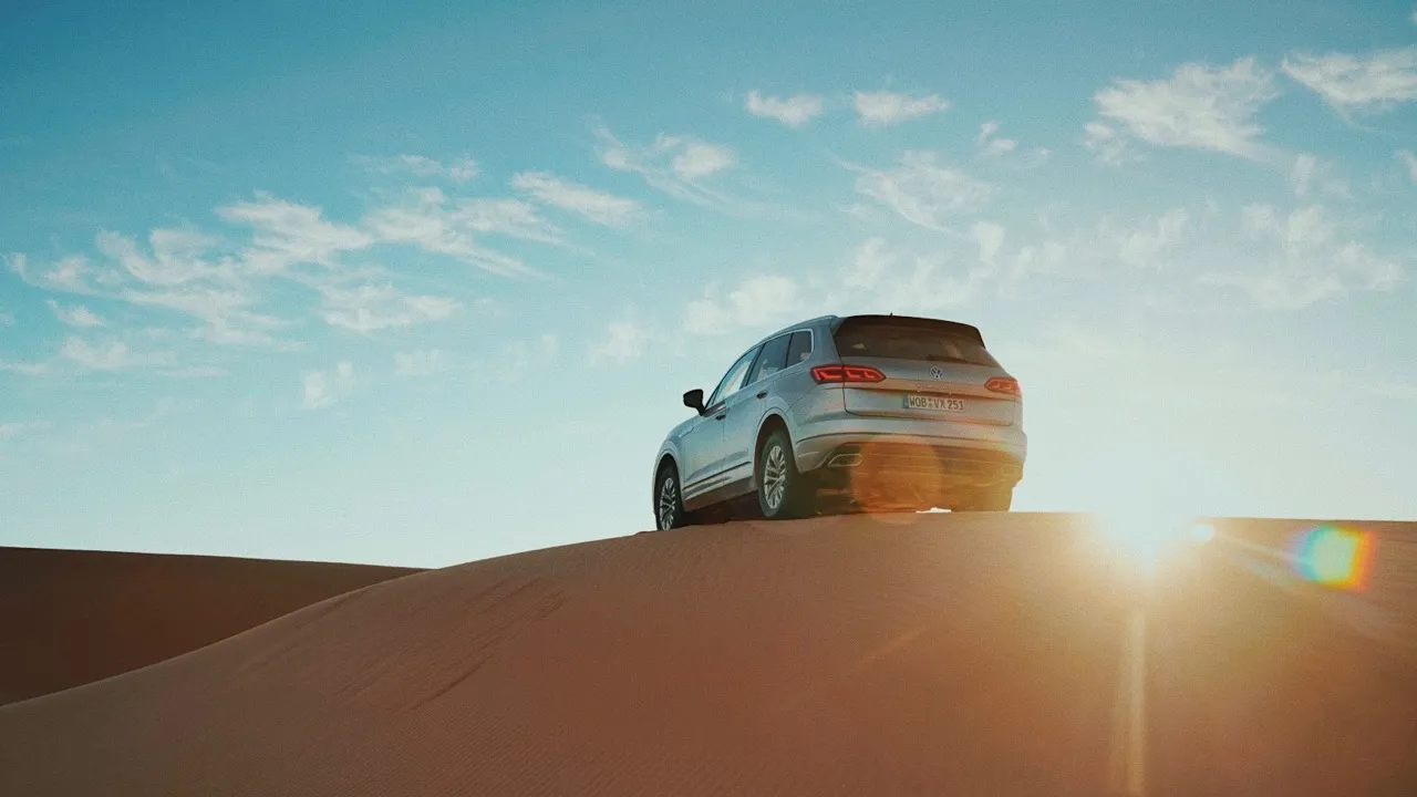 2019-Volkswagen-Touareg-R-Line-sand-dune-2.jpg